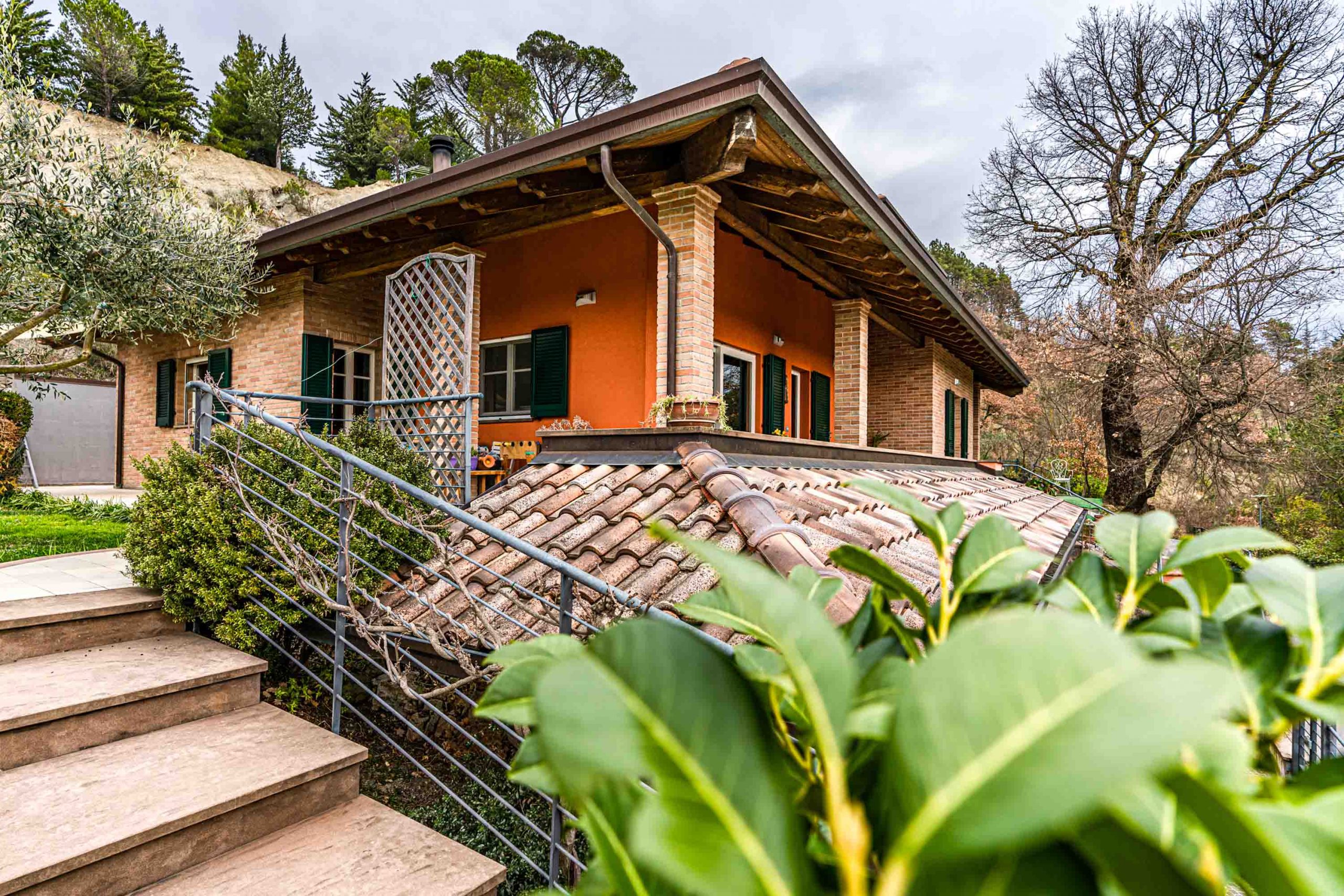 Wooden Houses_Villa unifamiliare_esterno1 Wooden Houses_Villa Unifamiliare a due piani più seminterrato_Struttura in legno dall'aspetto classico in punto panoramico