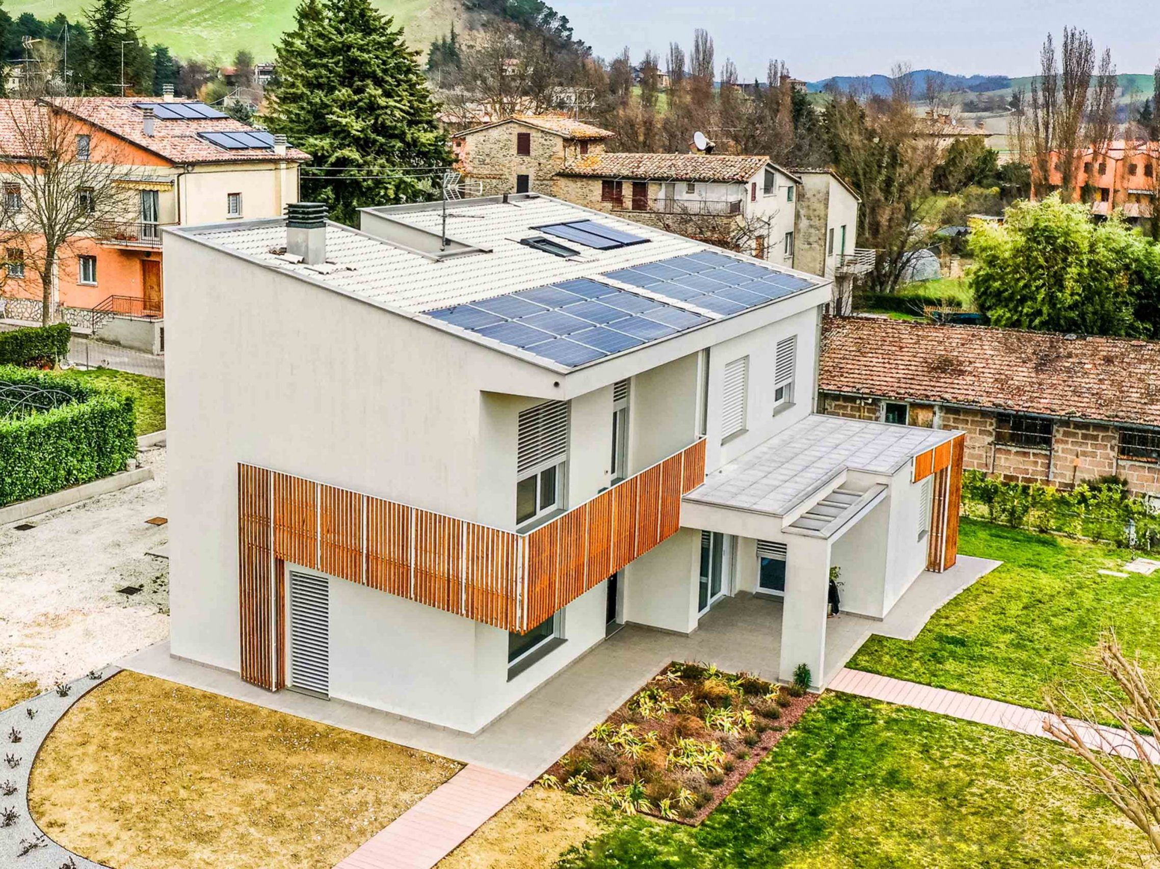 Wooden Houses_Villa Unifamiliare a due piani_Struttura in legno geometrica e moderna. Casa elettrica dotata di fotovoltaico, VMC e frangisole.