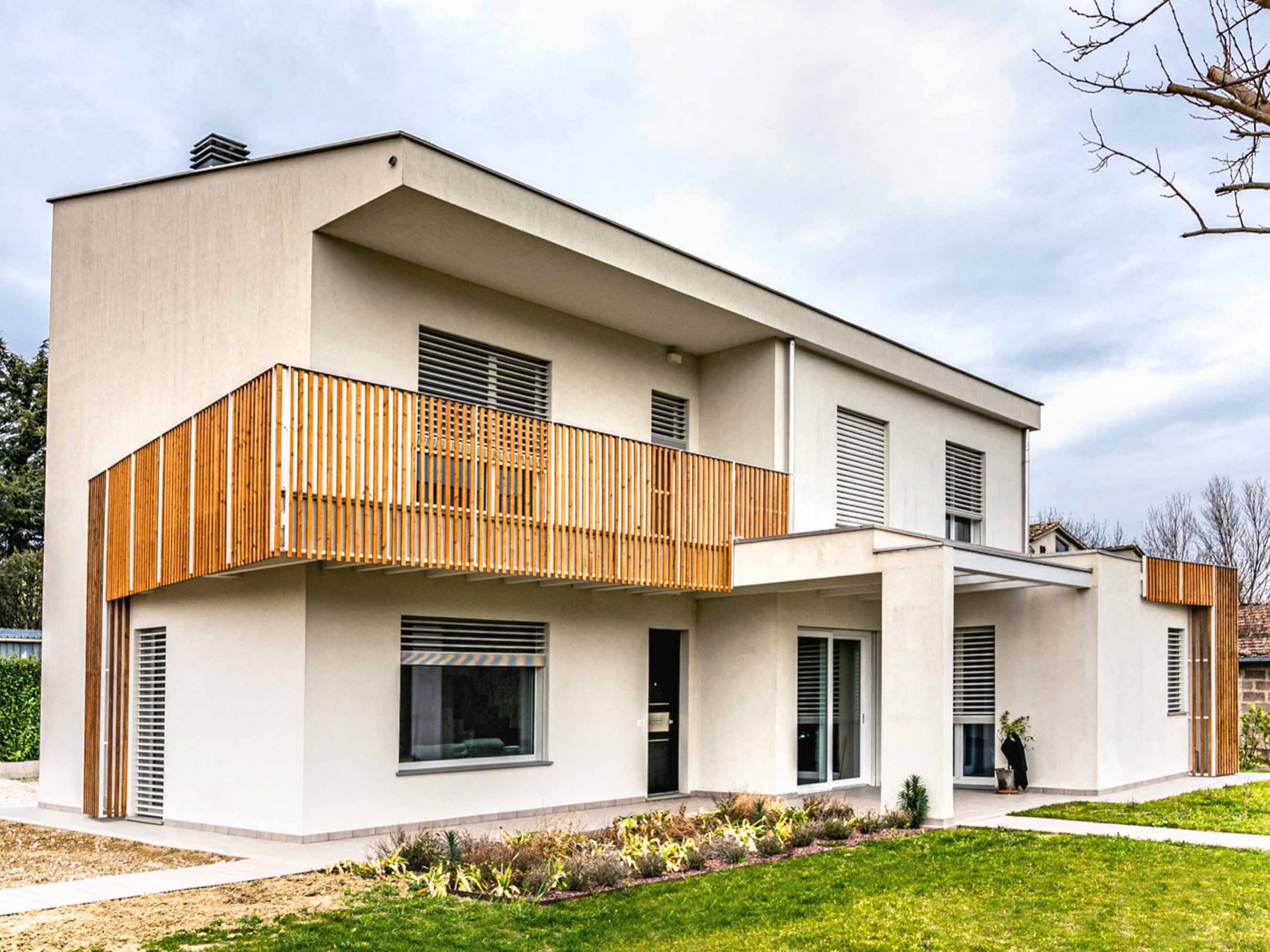 Wooden Houses_Villa Unifamiliare a due piani_Struttura in legno geometrica e moderna. Casa elettrica dotata di fotovoltaico, VMC e frangisole.