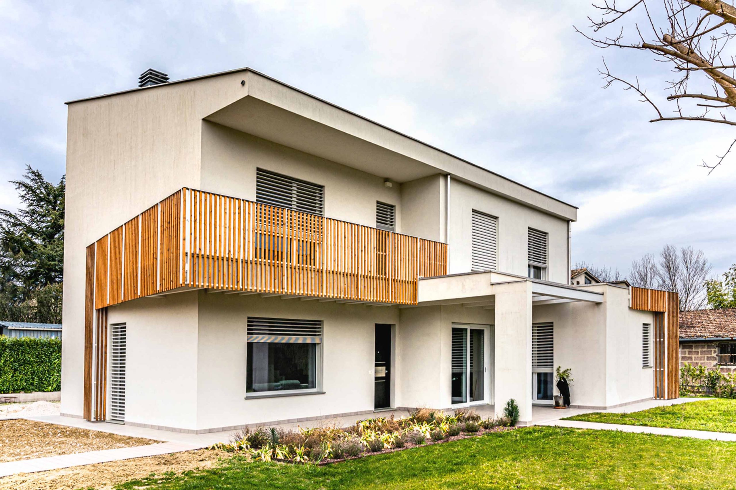Wooden Houses_Villa unifamiliare_esterno2 Wooden Houses_Villa Unifamiliare a due piani_Struttura in legno geometrica e moderna. Casa elettrica dotata di fotovoltaico, VMC e frangisole.