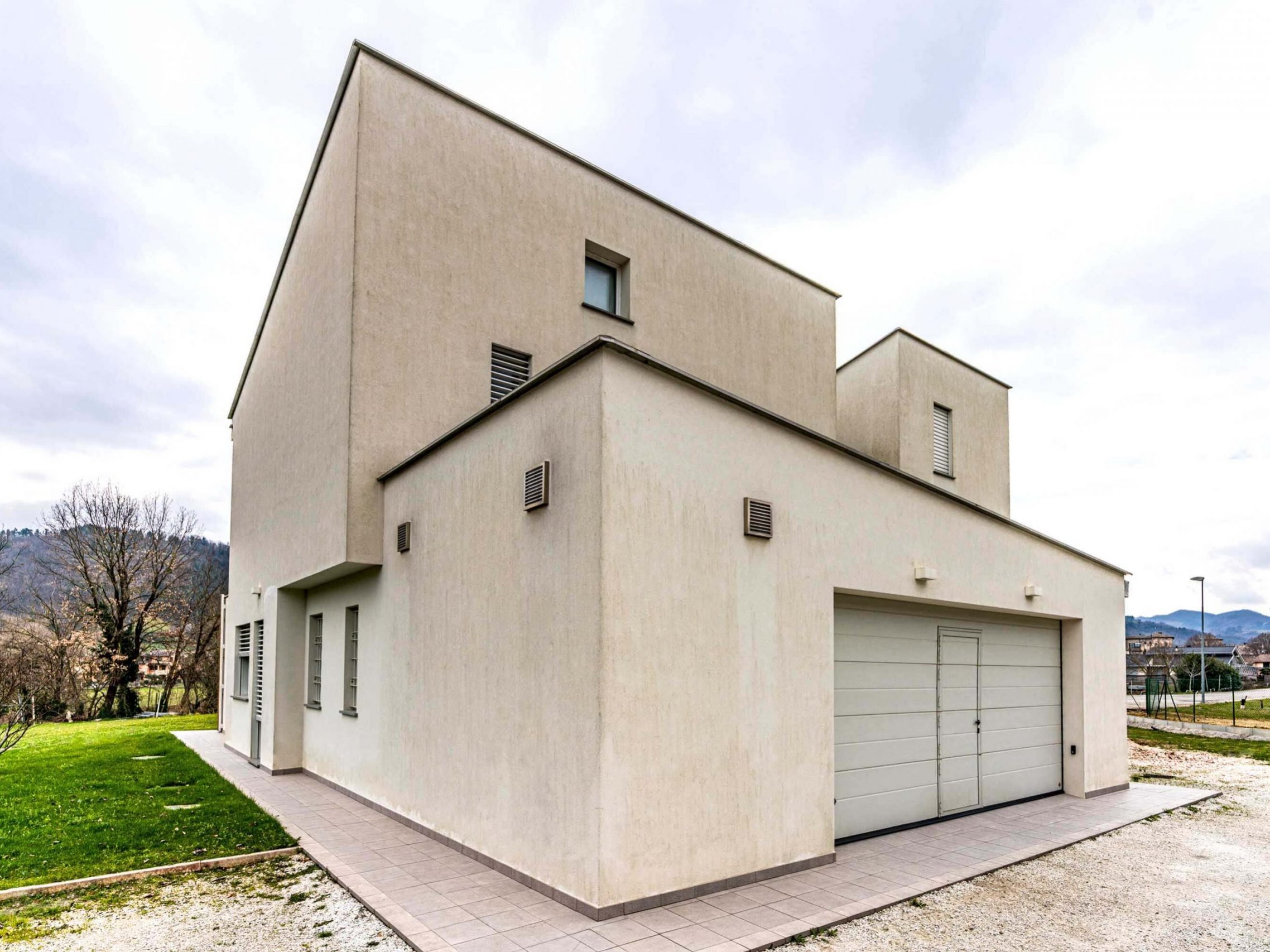 Wooden Houses_Villa Unifamiliare a due piani_Struttura in legno geometrica e moderna. Casa elettrica dotata di fotovoltaico, VMC e frangisole.
