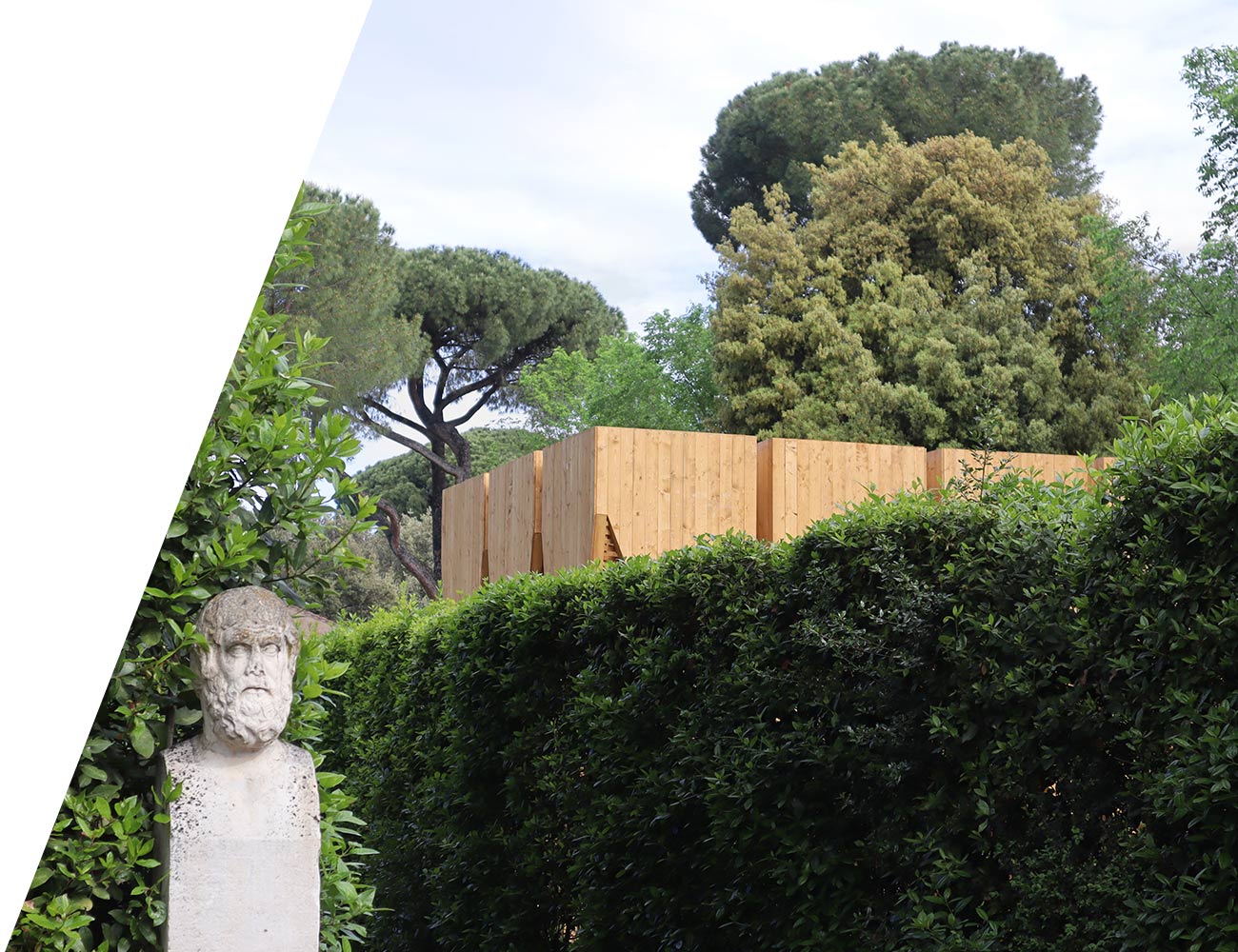 Wooden-Houses-x-Atelier-Poem_Festival-des-cabanes-Villa-Medici-Roma_Copyright-Atelier-Poem Incastri, luci e ombre nell'installazione in legno progettata da Atelier Poem per il Festival des Cabanes 2023 a Villa Medici di Roma, realizzata da Wooden Houses di Sant'Angelo in Vado