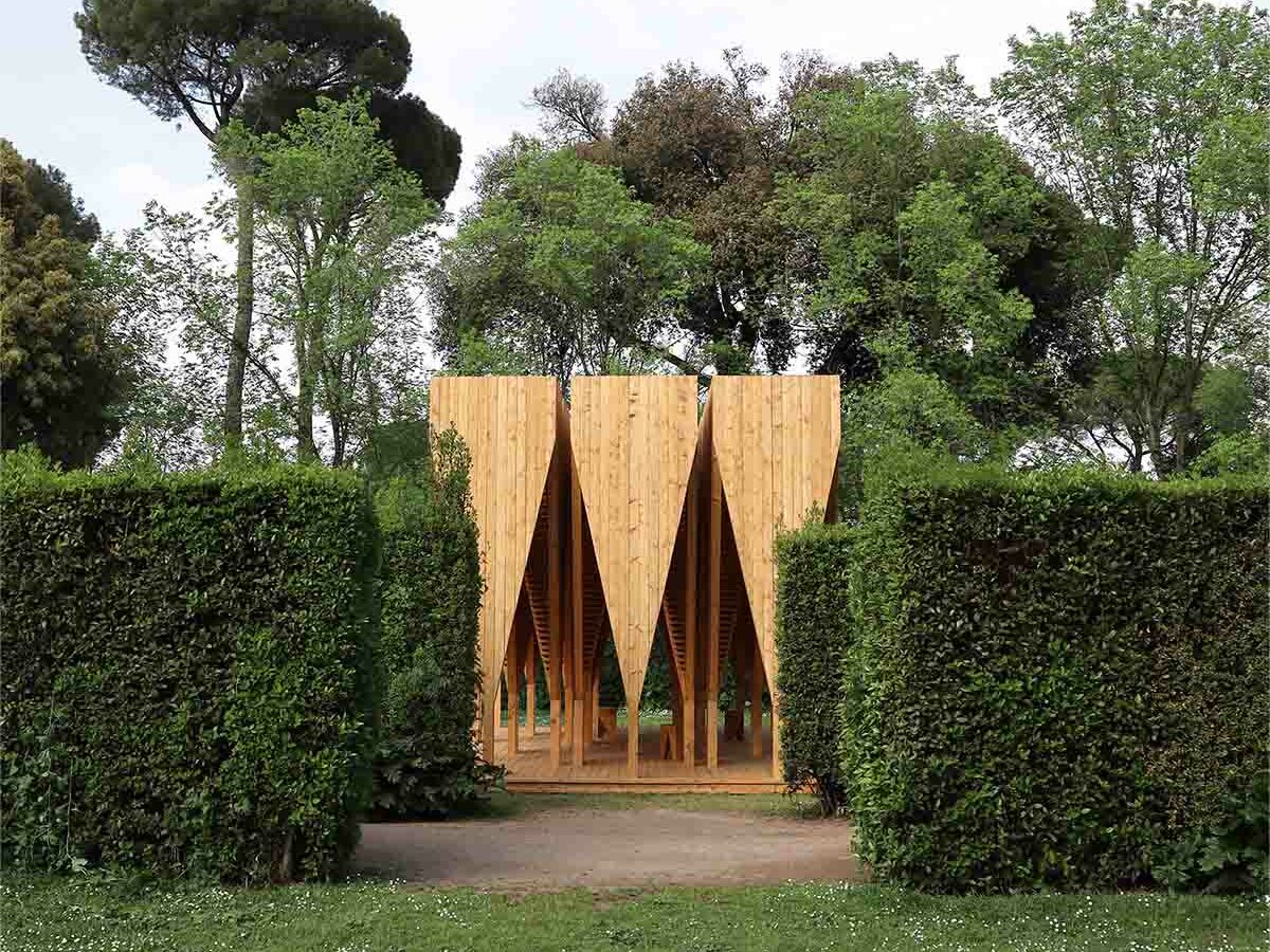 Incastri, luci e ombre nell'installazione in legno progettata da Atelier Poem per il Festival des Cabanes 2023 a Villa Medici di Roma, realizzata da Wooden Houses di Sant'Angelo in Vado