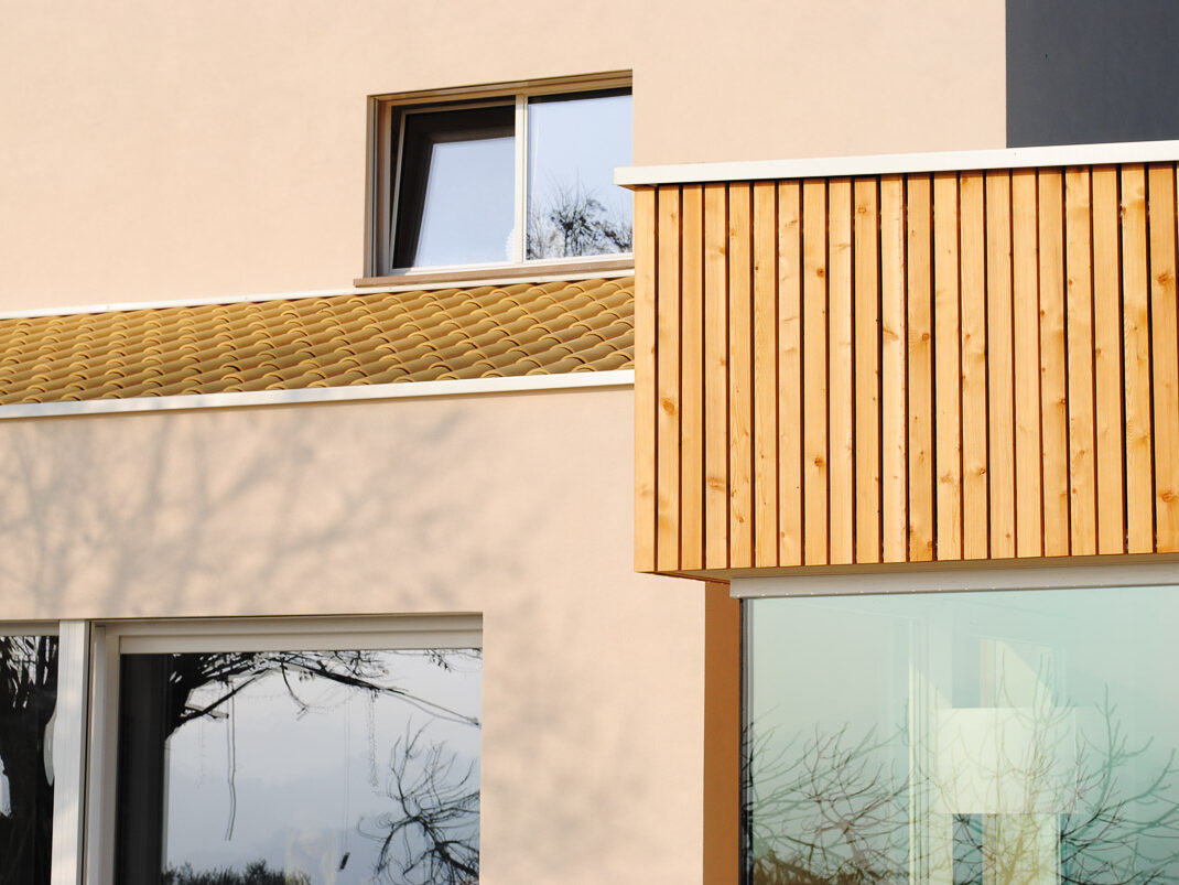 Facciata principale di una casa in legno a Pesaro, con stile architettonico fortemente contemporaneo, realizzata da Wooden Houses srl
