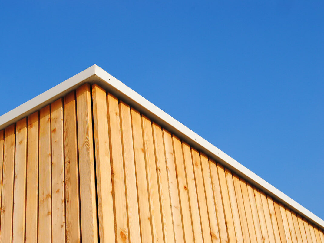 Una villa unifamiliare in legno progettata dallo Studio Ossigeno, con tanto vetro e legno non strutturale a vista.