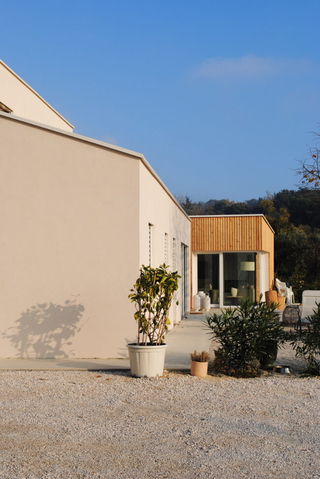 Una villa unifamiliare in legno progettata dallo Studio Ossigeno, con tanto vetro e legno non strutturale a vista.