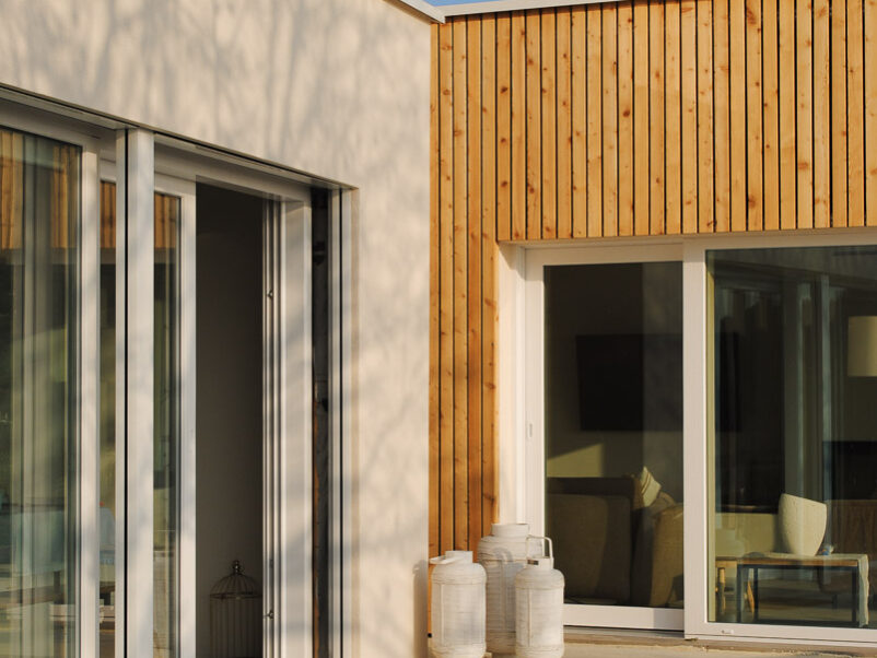 Una villa unifamiliare in legno progettata dallo Studio Ossigeno, con tanto vetro e legno non strutturale a vista.