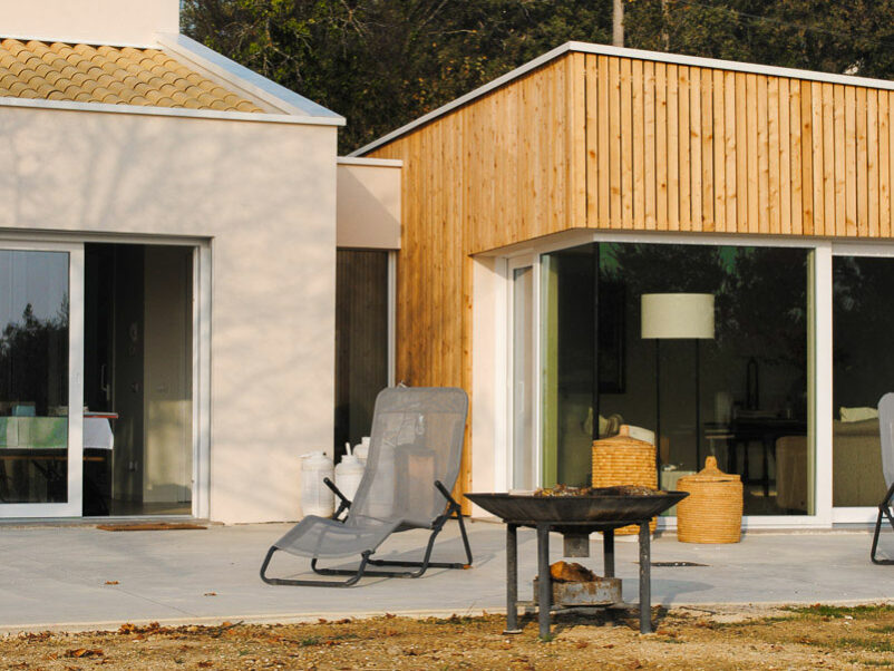 Una villa unifamiliare in legno progettata dallo Studio Ossigeno, con tanto vetro e legno non strutturale a vista.