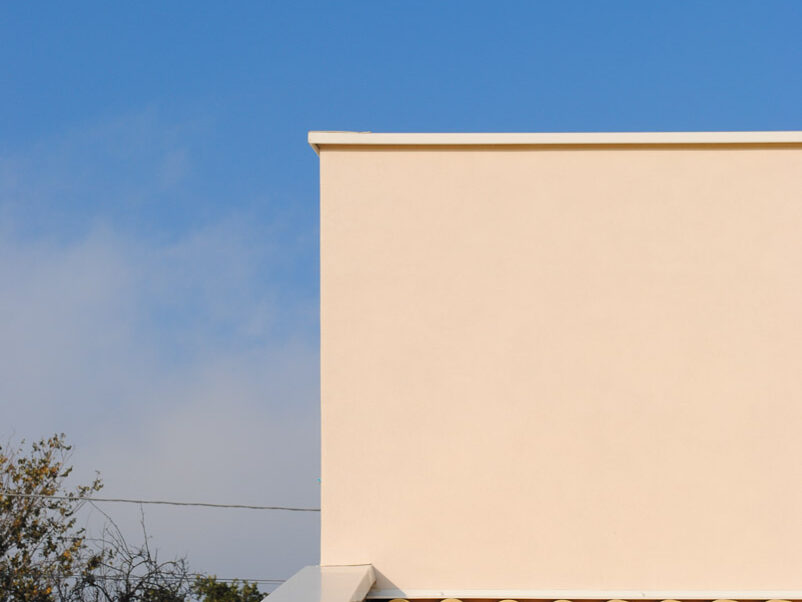 Una villa unifamiliare in legno progettata dallo Studio Ossigeno, con tanto vetro e legno non strutturale a vista.