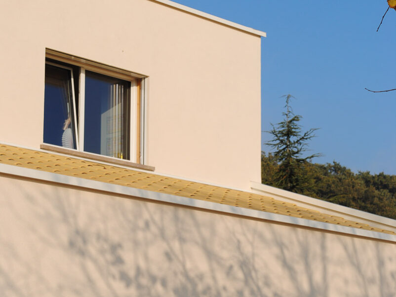 Una villa unifamiliare in legno progettata dallo Studio Ossigeno, con tanto vetro e legno non strutturale a vista.