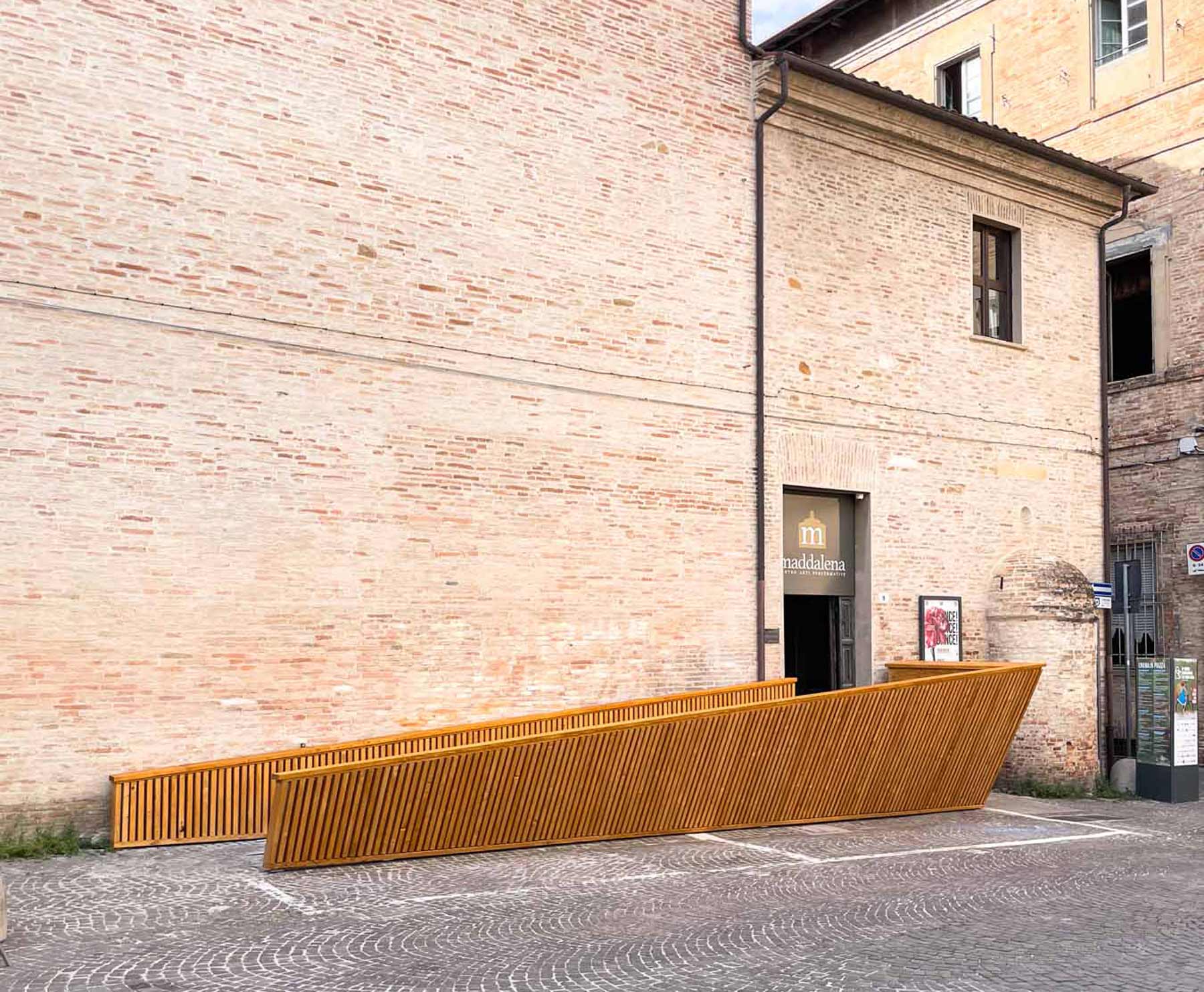 Rampa di accesso al Teatro Maddalena di Pesaro, progetto di Atelier Poem
