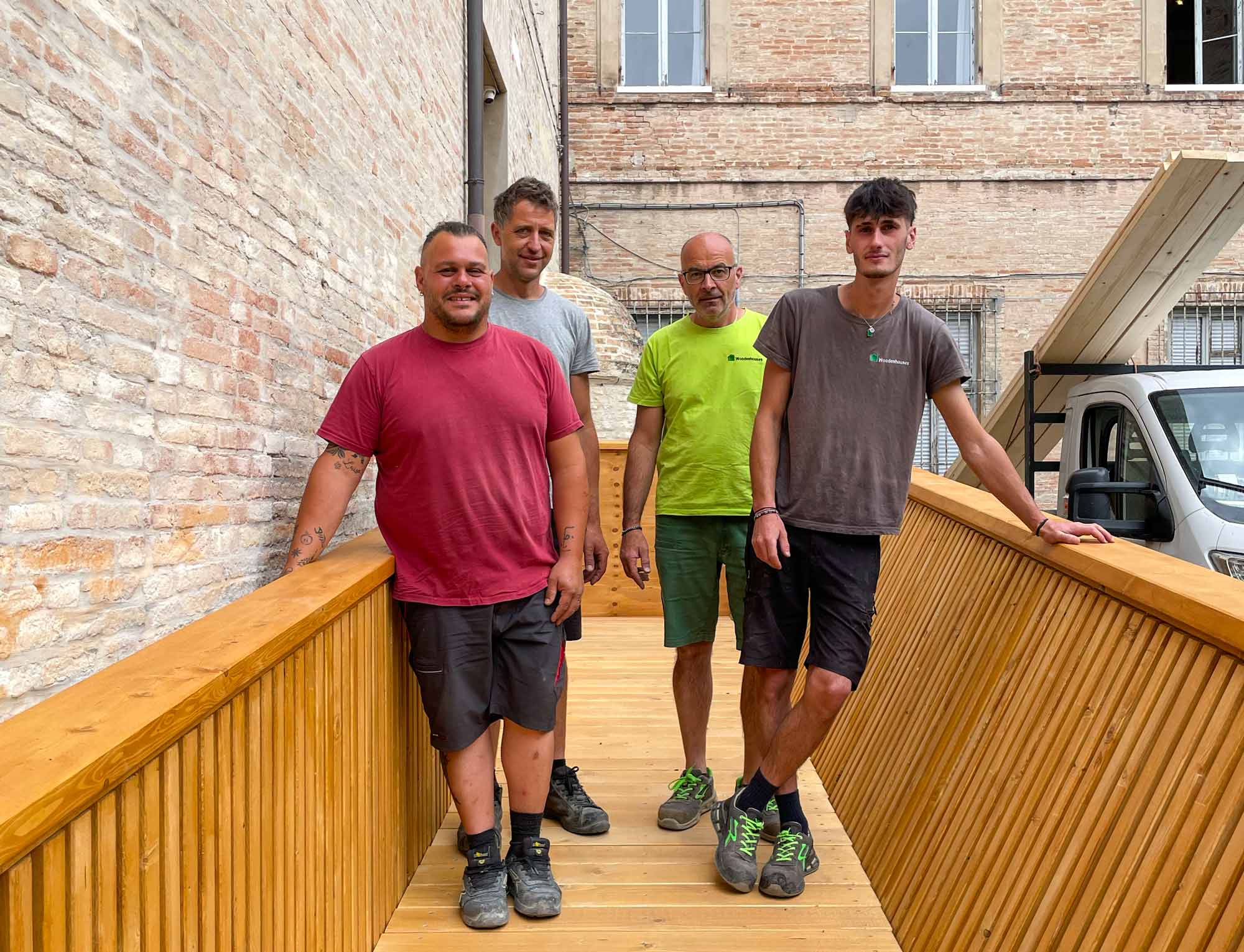 Il nostro capocantiere Lukas Gradl con Daniele Longhi, Enea Bonci e Midzait Lumani