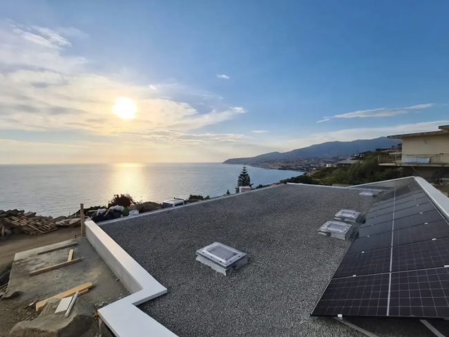 01/10/2026: Il tetto è finito, con la posa del breccino e dei pannelli fotovoltaici
