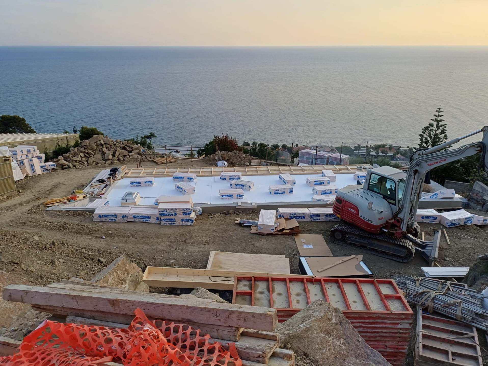 Posa del pacchetto di copertura sul tetto di una casa in legno con vista panoramica sul mar Ligure